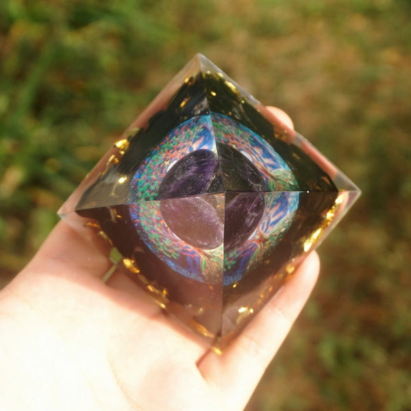 Pirâmide Orgonite Esfera de Ametista